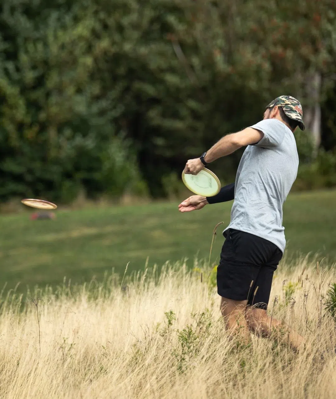 Throwing a disc on a disc golf course